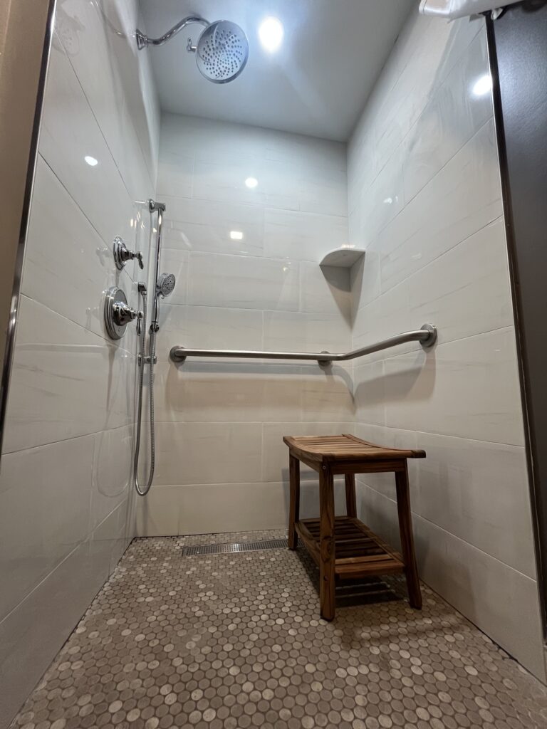 ADA ACCESSIBILITY BAHTROM